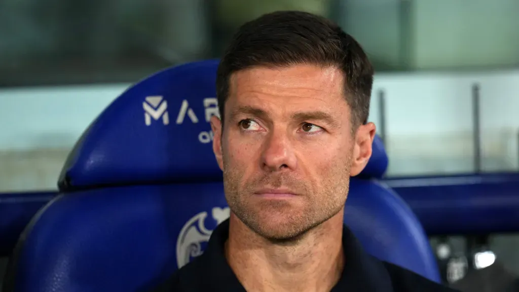 Xabi Alonso sentado no banco de reservas do Real Madrid (Foto: Aitor Alcalde/Getty Images)