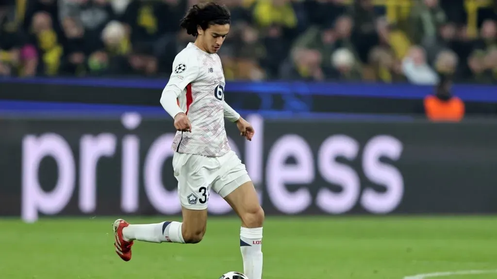 Ayyoub Bouaddi em jogo do Lille. Jogador é alvo do Manchester United. Foto: Christof Koepsel/Getty Images