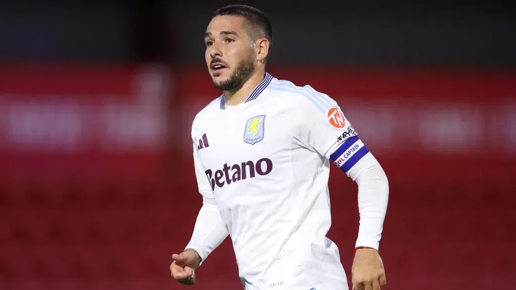 Emiliano Buendía em jogo do Aston Villa. Foto: Lewis Storey/Getty Images