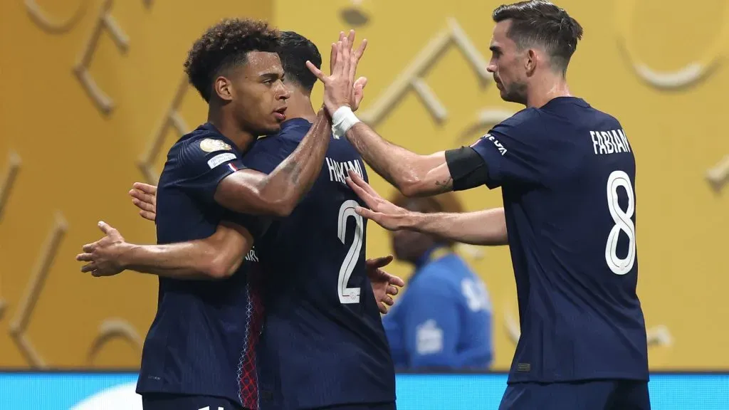 Doué (à esquerda) está fora do jogo entre PSG e Nice, ao contrário de Hakimi (centro) e Fabián Ruiz (à direita) – foto: Kelvin C. Cox/Getty Images