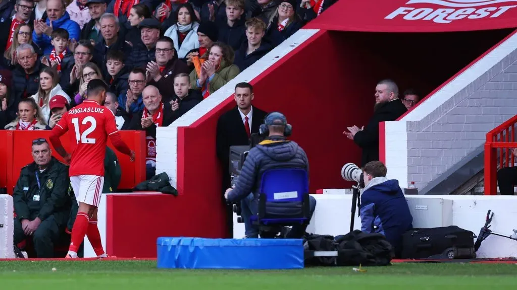 Douglas Luiz foi substituído após se machucar (foto: Molly Darlington/Getty Images)