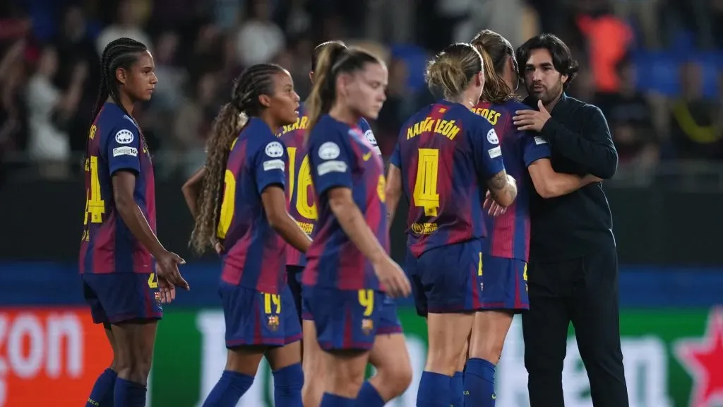 Pere Romeu comprimenta as jogadoras do Barcelona