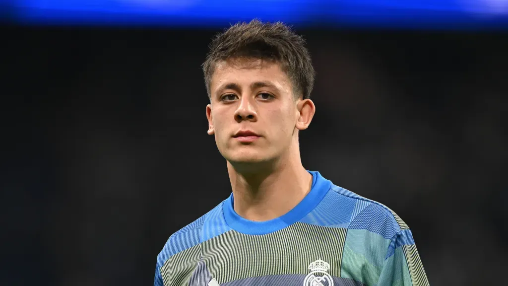 Arda Güler durante aquecimento pelo Real Madrid. (Foto: Denis Doyle/Getty Images)