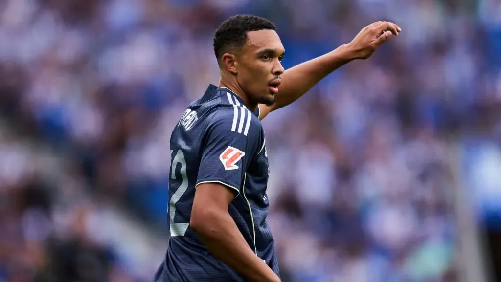 Trent Alexander-Arnold fazendo um sinal durante jogo do Real Madrid (Photo by Juan Manuel Serrano Arce/Getty Images)