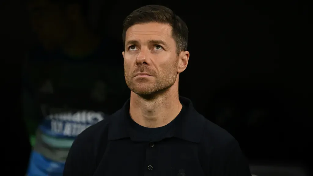 Xabi Alonso olhando para cima durante partida do Real Madrid.