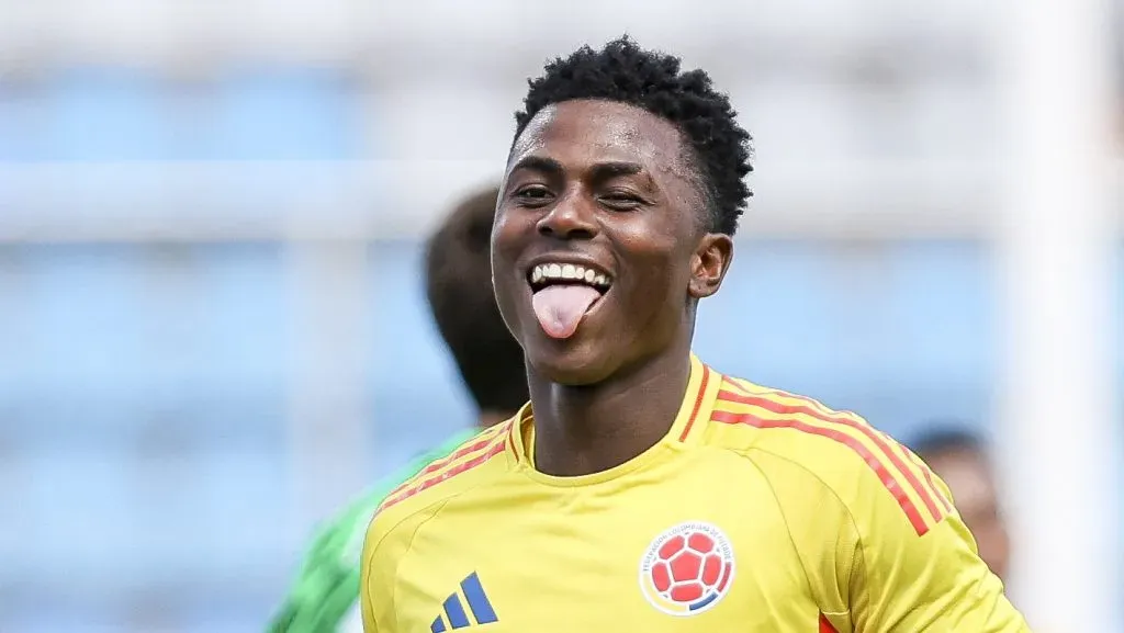 Néiser Villarreal sorrindo em comemoração após gol da seleção sub-20 da Colômbia
