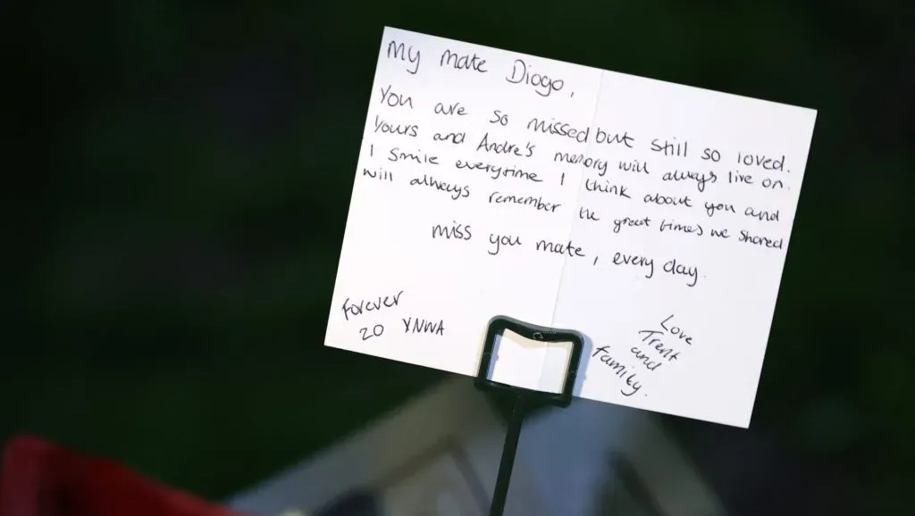 Carta de Alexander-Arnold em homenagem do Real Madrid a Diogo Jota e André Silva. Foto: Jan Kruger/Getty Images