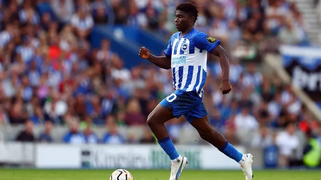 Carlos Baleba em jogo do Brighton. Jogador é alvo do Manchester United. Foto: Bryn Lennon/Getty Images