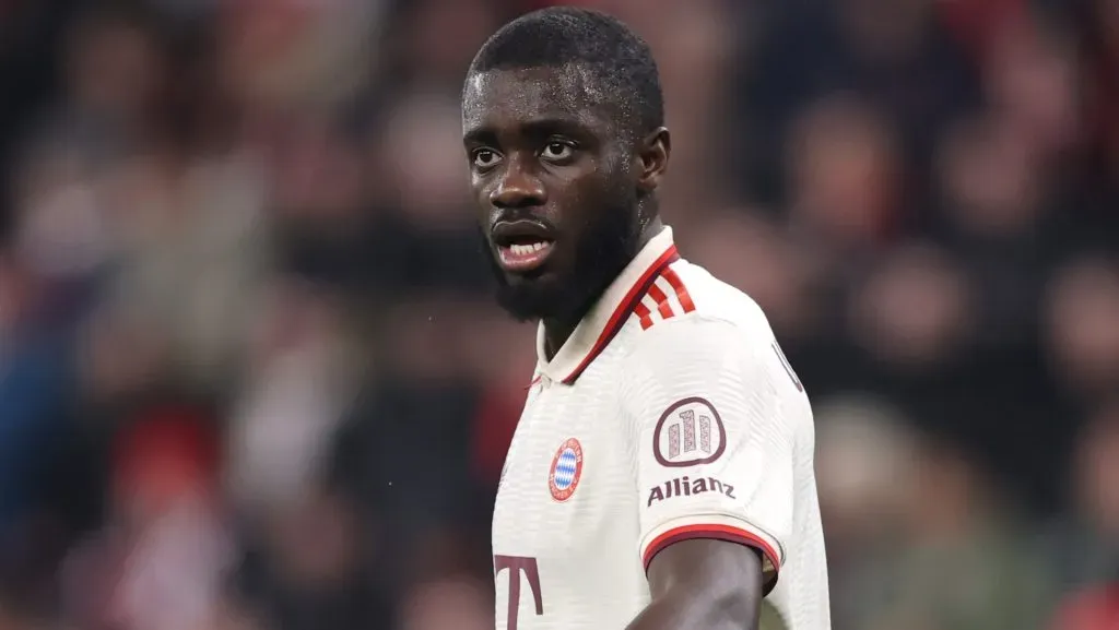 Upamecano, alvo do Real Madrid, em campo com o Bayern