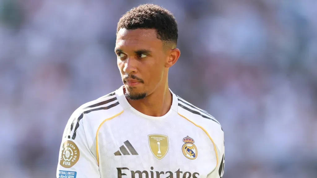 Trent Alexander-Arnold olhando para o lado em jogo do Real Madrid (Foto: Luke Hales/Getty Images)