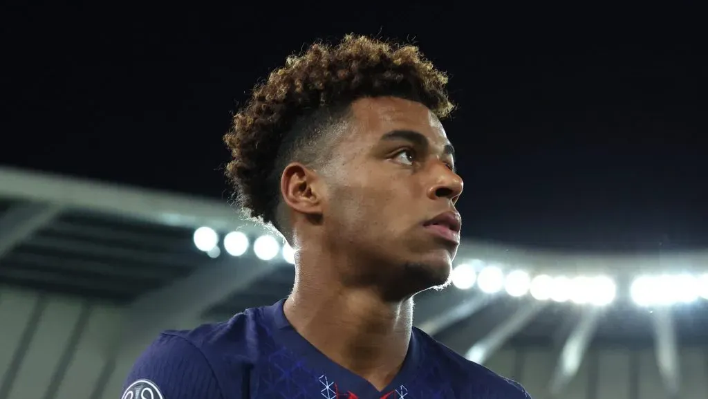 Désiré Doué esfregando as mãos em jogo do PSG