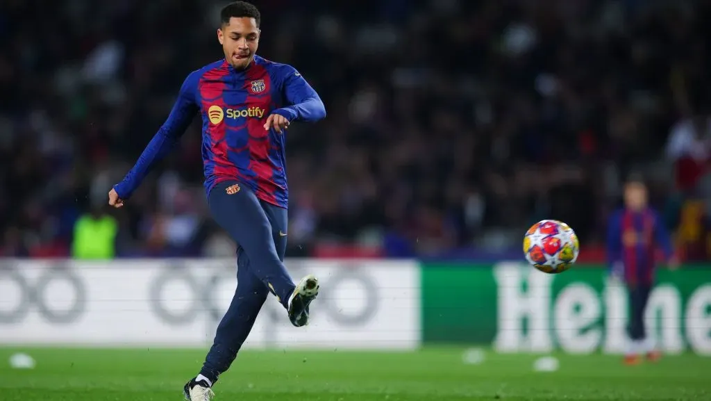 Vitor Roque se aquece antes da partida da Liga dos Campeões 2023/24. Foto: Eric Alonso/Getty Images