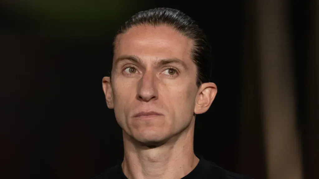 Filipe Luís, técnico do Flamengo, com a cara fechada antes de partida