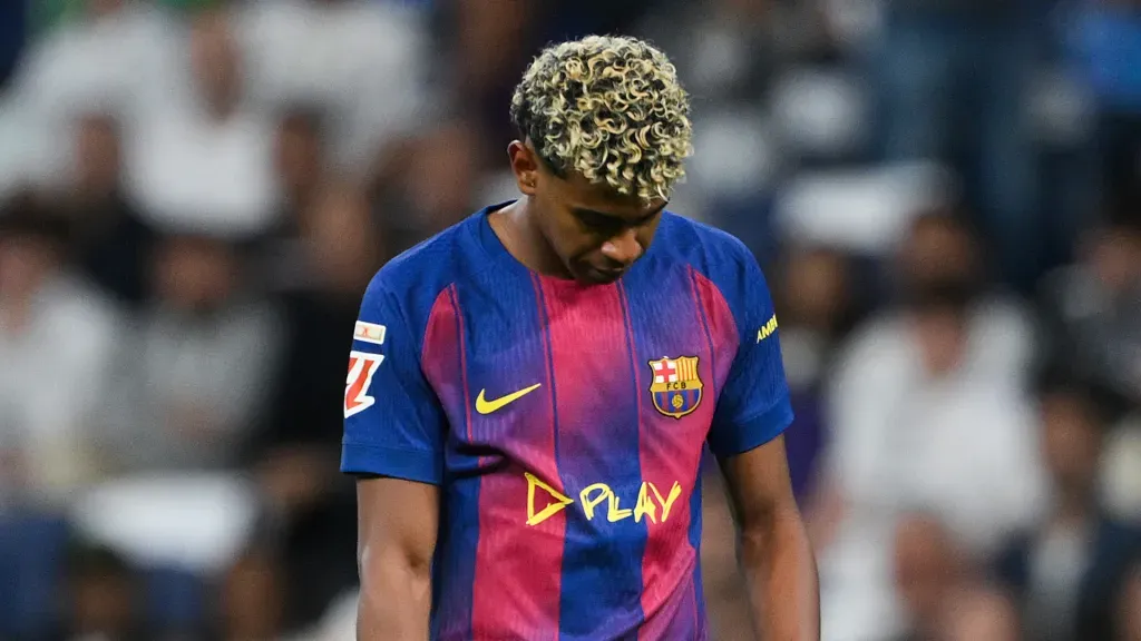 Lamine Yamal com a cabeça baixa após perder o El Clásico pelo Barcelona (Foto: David Ramos/Getty Images)