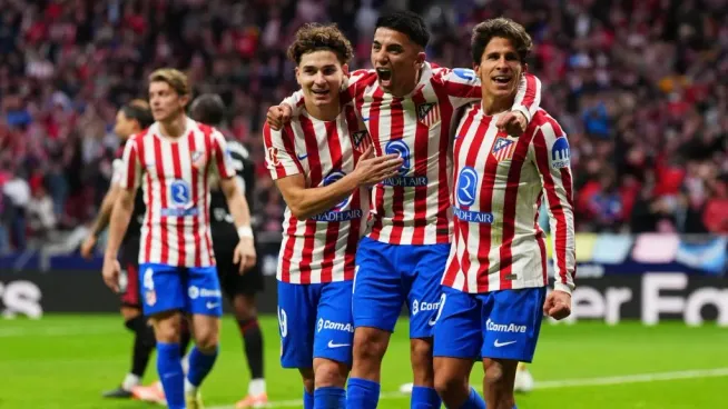 Thiago Almada, Julian Alvarez e Giuliano Simeone durante partida. Foto: Angel Martinez/Getty Images