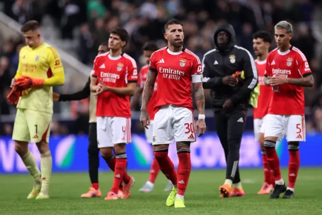 Jogadores do Benfica após a derrota para o Newcastle nesta Champions. (Foto: Carl Recine/Getty Images)