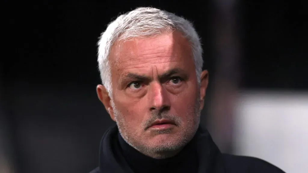 Benfica de José Mourinho deve ter Richard Ríos e força total para encarar o Bayer Leverkusen na Champions. Foto: Carl Recine/Getty Images