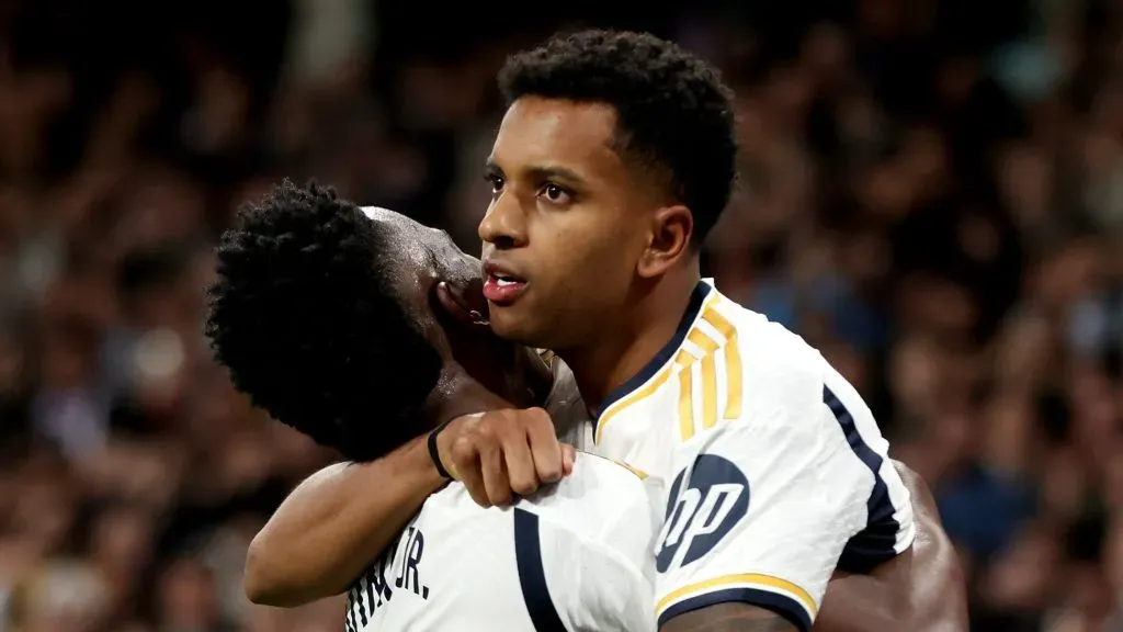 Vinicius Jr e Rodrygo, em campo, com a camisa do Real Madrid (Foto: Florencia Tan Jun/Getty Images)