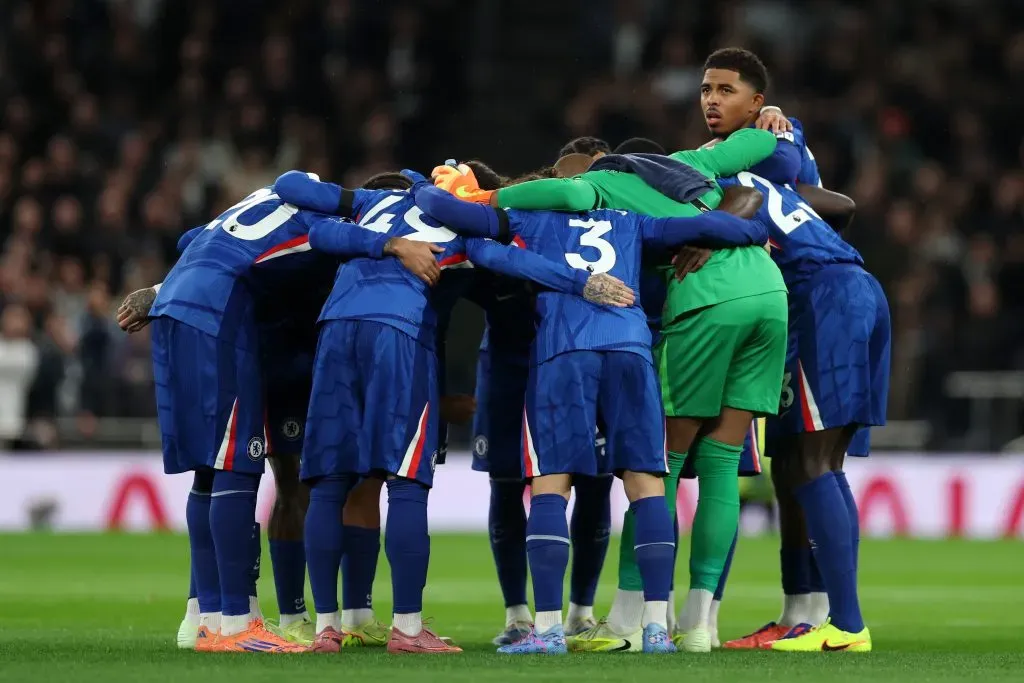 Jogadores do Chelsea contra o Tottenham. Treinador Enzo Maresca não deve ter pelo menos cinco jogadores à disposição contra o Qarabag, nesta quarta-feira (05). (Foto: Alex Pantling/Getty Images)