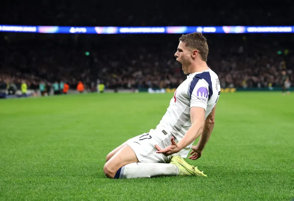 Micky van de Ven é alvo do Real Madrid. Foto: Alex Pantling/Getty Images