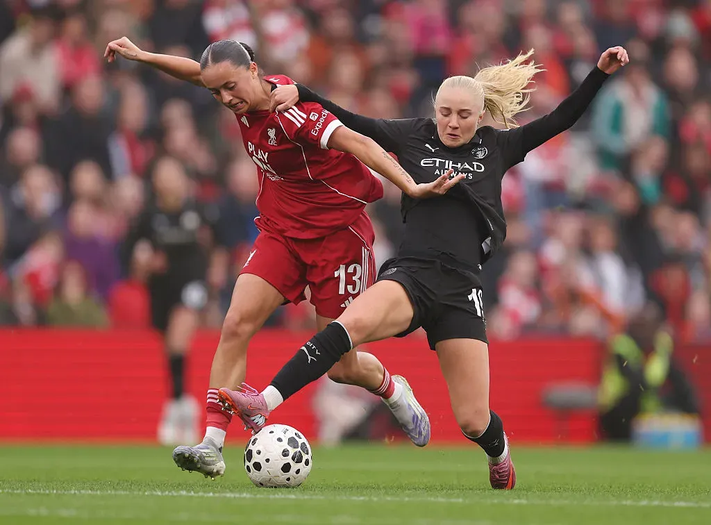 Mia Enderby é titular absoluta do Liverpool na temporada - Foto: George Wood/Getty Images