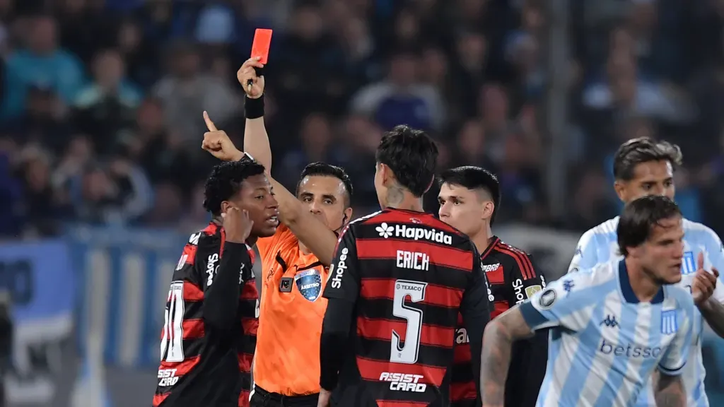 Piero Maza aplica cartão vermelho em Racing x Flamengo