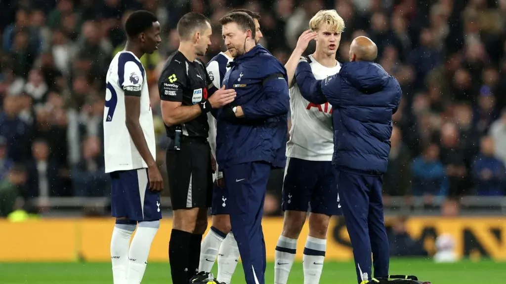 Bergvall se machucou no clássico entre Tottenham e Chelsea. Mesmo assim, foi convocado (foto: Alex Pantling/Getty Images)