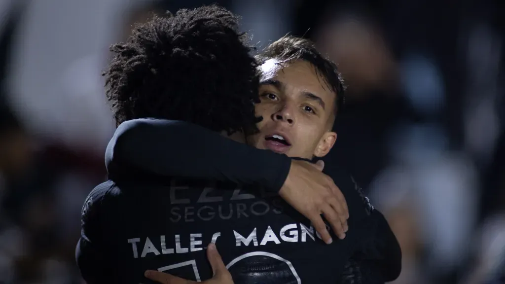 Talles Magno comemora gol ao lado de Giovane pelo Corinthians