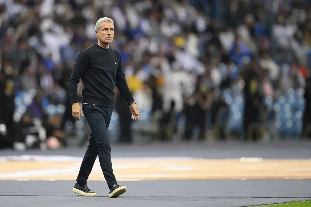 Treinador Luis Castro, ex-Botafogo, foi surpreendido nesta quarta-feira (05), pelo Al Wasl com a demissão mesmo após boa fase e o empate em 2 a 2 iante do Al-Muharraq. Time está na 4ª posição da Liga EAU e só tinha uma derrota em 12 partidas (Foto: Michael Regan/Getty Images)