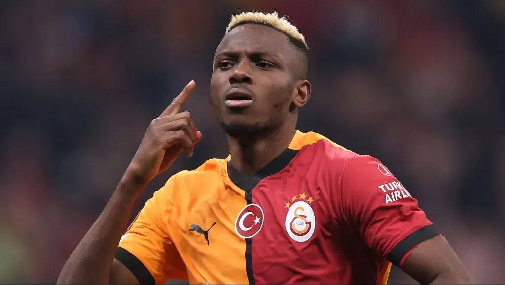 Osimhen, em campo, com a camisa vermelha e laranja do Galatasaray, e alvo do Al-Hilal. (Photo by Ahmad Mora/Getty Images)