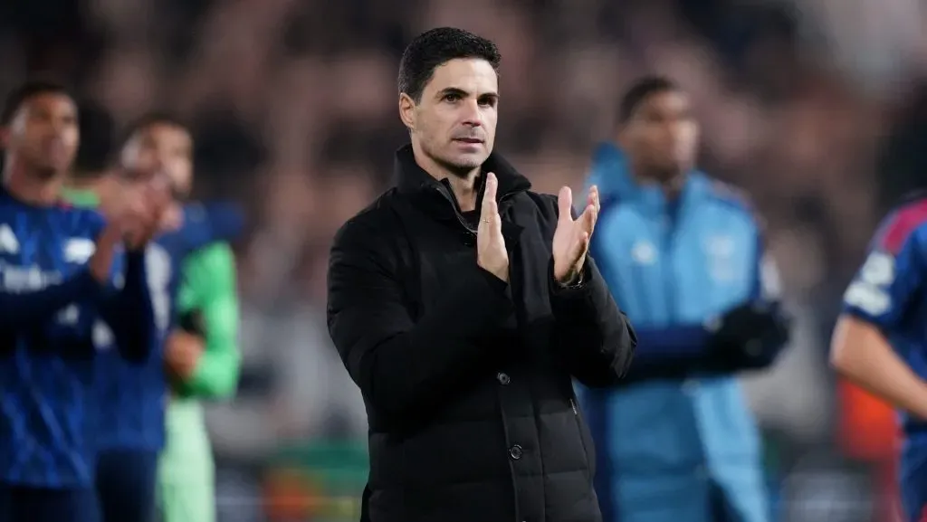 Mikel Arteta, técnico do Arsenal, agradece aos torcedores após a vitória da equipe na partida da Fase de Liga MD4 da UEFA Champions League 2025/26 entre SK Slavia Praha e Arsenal FC, disputada no Eden Arena em 4 de novembro de 2025, em Praga, República Tcheca. (Foto de Gabriel Kuchta/Getty Images)