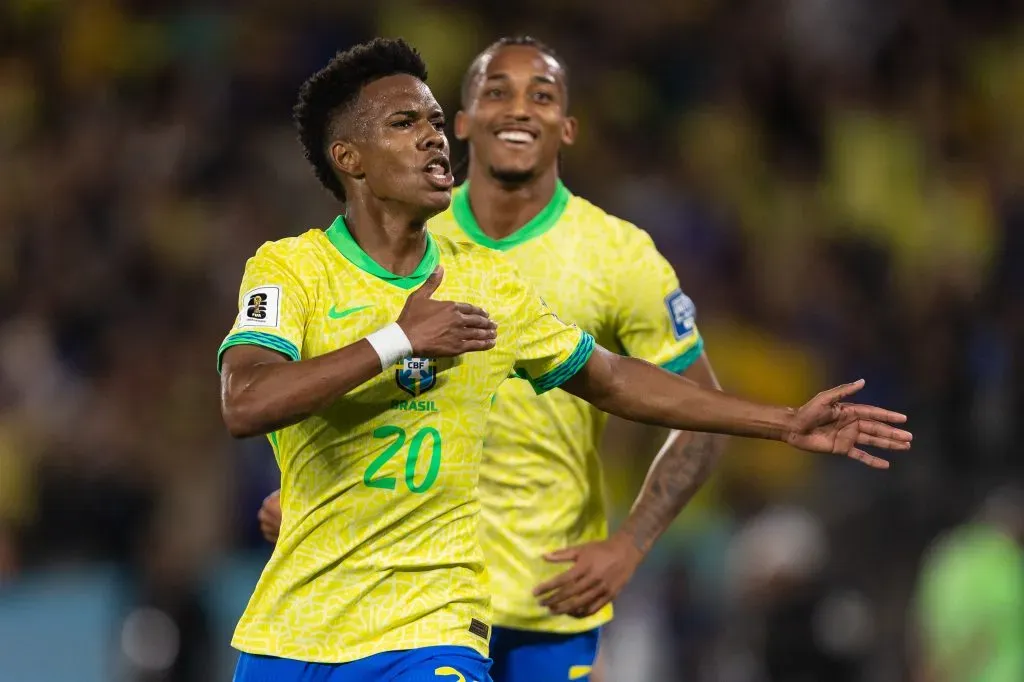 Estevão Willian, do Brasil, comemora após marcar o primeiro gol da equipe durante a partida entre Brasil e Chile, válida pelas Eliminatórias Sul-Americanas para a Copa do Mundo FIFA 2026, no Estádio do Maracanã, em 4 de setembro de 2025, no Rio de Janeiro, Brasil. (Foto de Ruano Carneiro/Getty Images)
