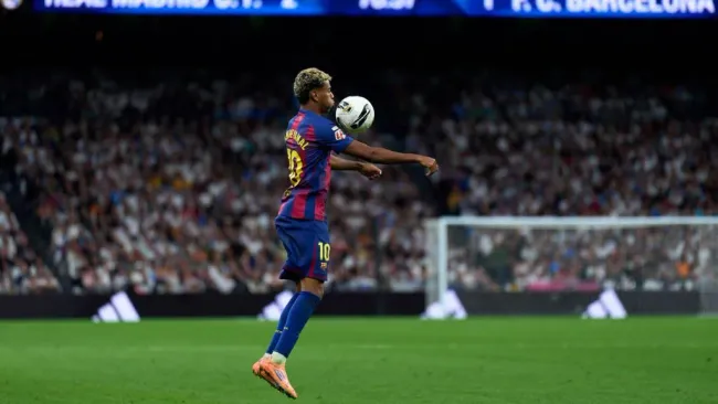 Yamal controla a bola durante partida da LaLiga. Foto: Angel Martinez/Getty Images