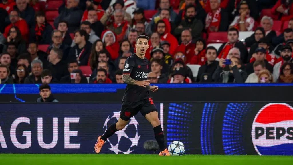 Alejandro Grimaldo, corre com a bola durante o jogo da Champions League 2025/26. Foto de Carlos Rodrigues/Getty Images