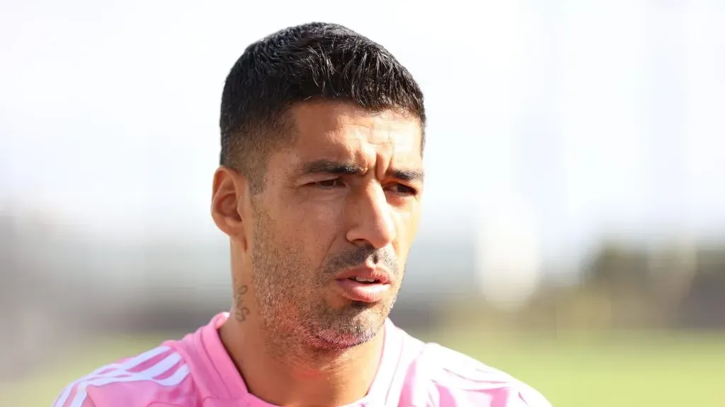 Luis Suárez ajuda Liverpool por Ronald Araújo. Foto: Chris Arjoon/Getty Images