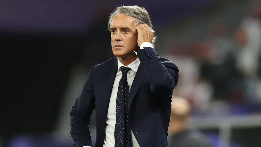 Roberto Mancini, de terno, arrumando o cabelo durante partida da Arábia Saudita (Foto: Robert Cianflone/Getty Images)