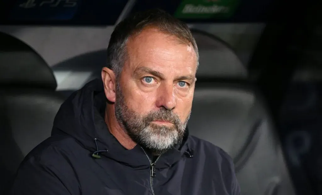 Hansi Flick sentado no banco do Barcelona