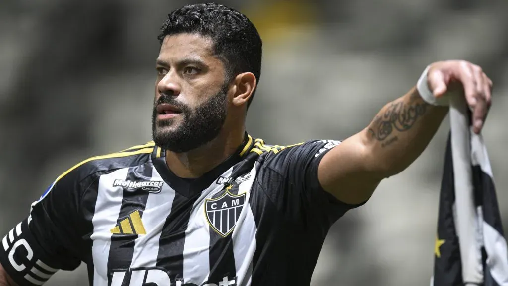 Hulk, jogador do Atlético-MG, apoiado na bandeira do clube, em campo (Foto: Pedro Vilela/Getty Images)
