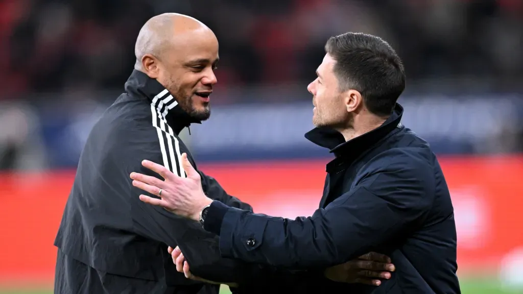 Vincent Kompany conversa com Xabi Alonso