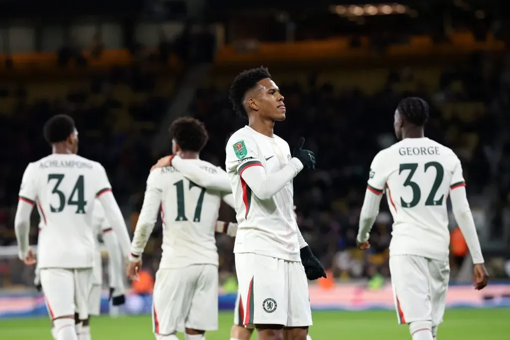 Estêvão – de manga comprida e luvas – tem reclamado do frio na Inglaterra, algo que não tem atrapalhado seu desempenho em campo pelo Chelsea, mas é algo difícil para se adaptar. Maresca comentou que está fazendo de tudo para a adaptação do jovem brasileiro ao clima e ao novo desafio. (Foto: David Rogers/Getty Images)