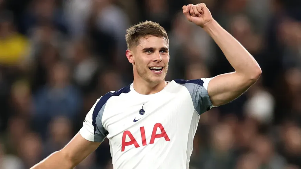 Micky van de Ven pelo Tottenham. (Foto: Warren Little/Getty Images)