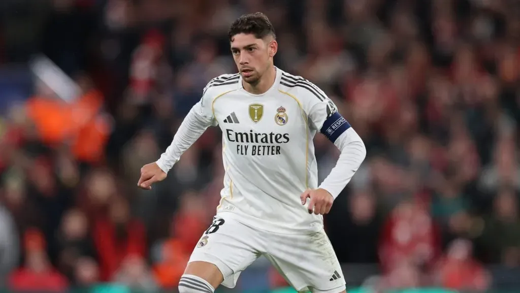 Federico Valverde, do Real Madrid, em ação durante a partida da Fase de Liga (MD4) da UEFA Champions League 2025/26 entre Liverpool FC e Real Madrid C.F., em Anfield, em 4 de novembro de 2025, em Liverpool, Inglaterra. (Foto: Michael Regan/Getty Images)