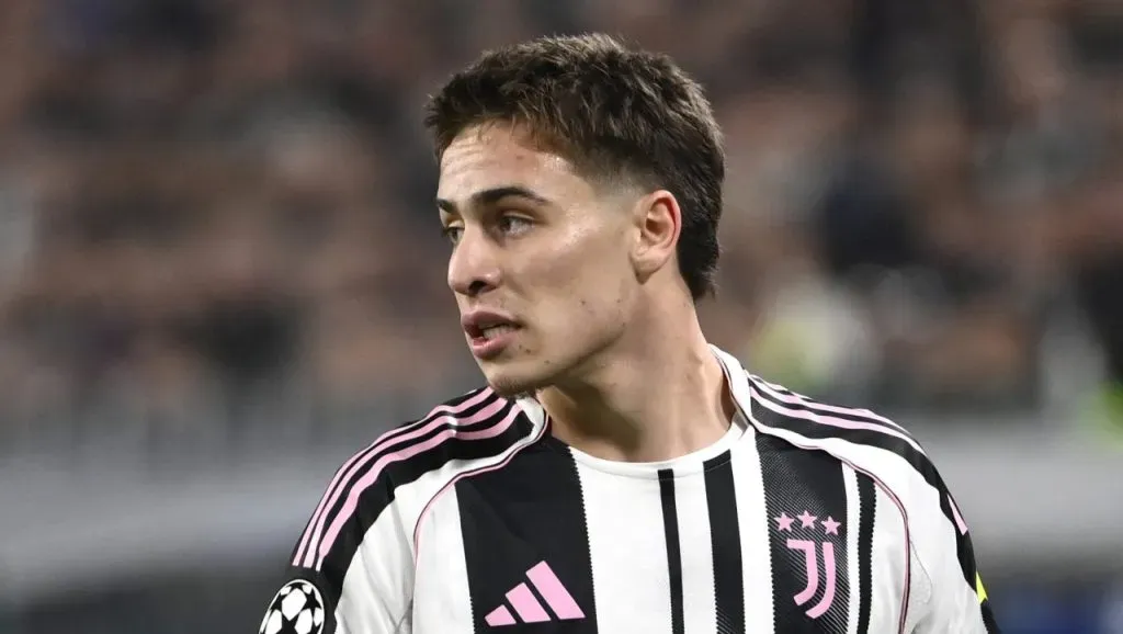 Kenan Yildiz, olhando para o lado e utilizando camisa da Juventus branca com listras pretas. Foto: Stefano Guidi/Getty Images