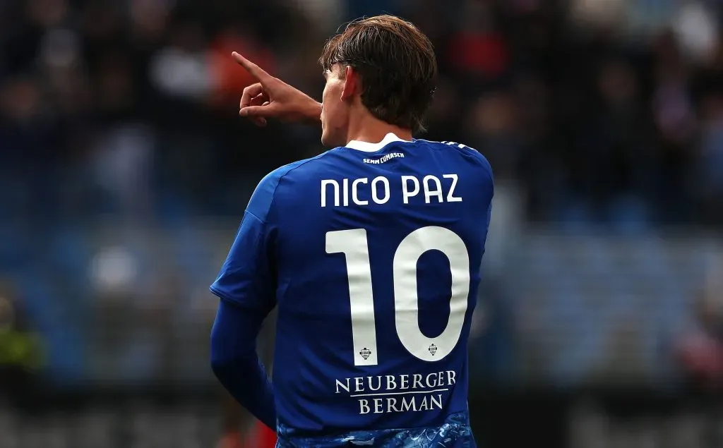 Nico Paz em jogo do Como apontando para o céu (Photo by Marco Luzzani/Getty Images)