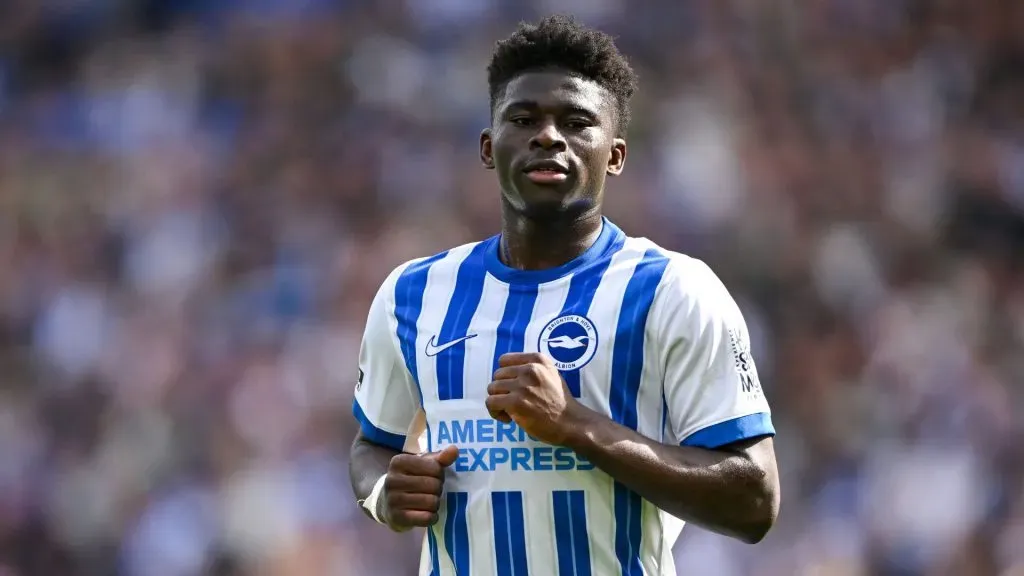Carlos Baleba, meia no radar de Ruben Amorim, usando camisa azul e branca. Foto: Mike Hewitt/Getty Images