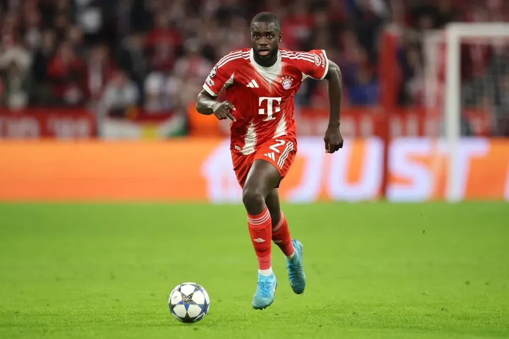 Upamecano, concentrado, correndo atrás da bola com a camisa vermelha e branca do Bayern de Munique (Photo by Alex Grimm/Getty Images)