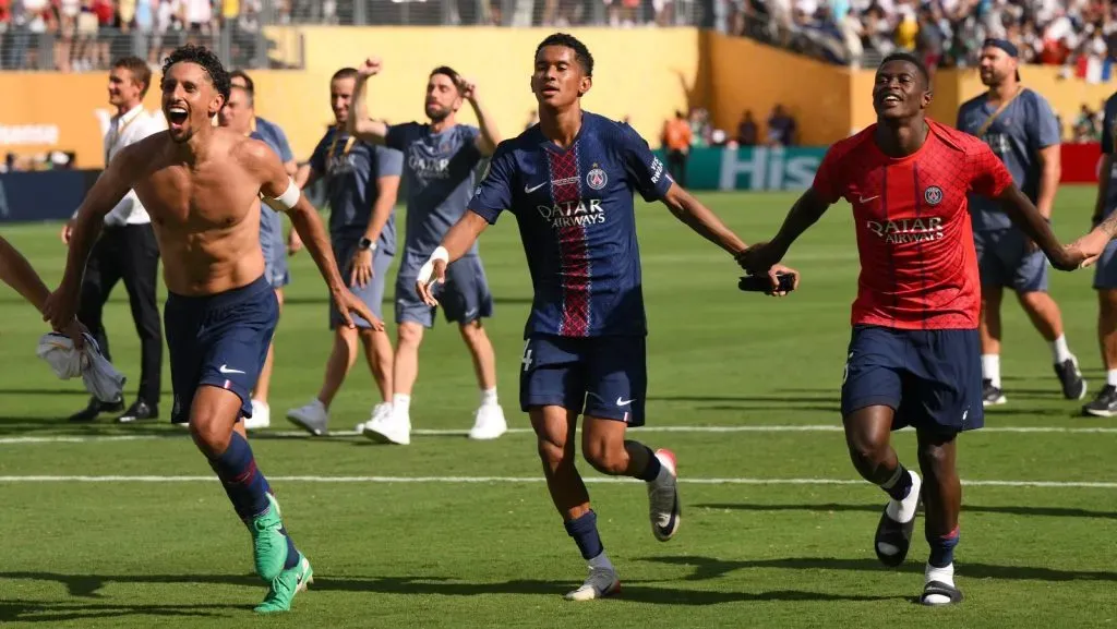 Jogadores do Paris Saint-Germain comemoram após a vitória da equipe durante a semifinal da Copa do Mundo de Clubes da FIFA 2025, entre Paris Saint-Germain e Real Madrid CF, no MetLife Stadium, em 9 de julho de 2025, em East Rutherford, Nova Jersey. (Foto de David Ramos/Getty Images)