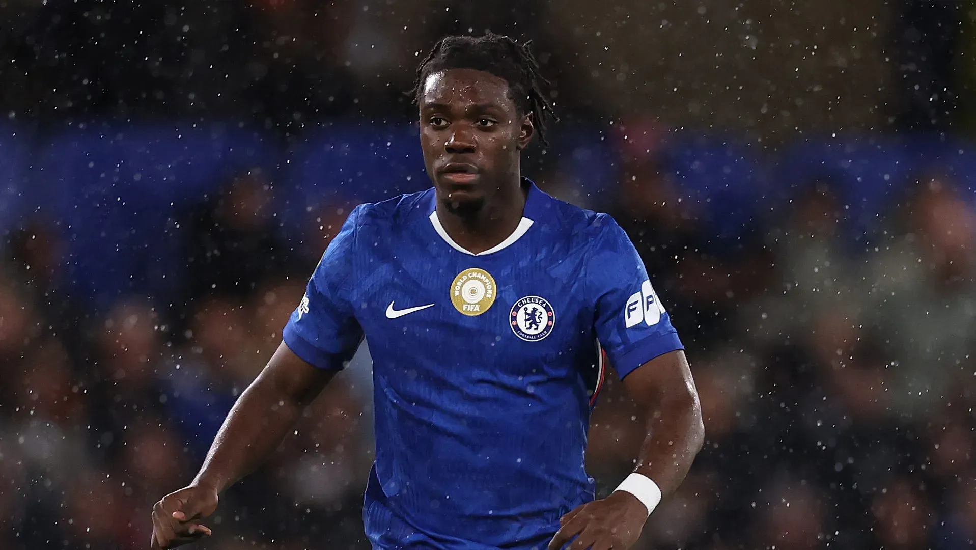 Romeo Lavia, do Chelsea, controla a bola durante a partida da Fase de Liga MD3 da UEFA Champions League 2025/26 entre Chelsea FC e AFC Ajax, em Stamford Bridge, em 22 de outubro de 2025, em Londres, Inglaterra. (Foto: Ryan Pierse/Getty Images)