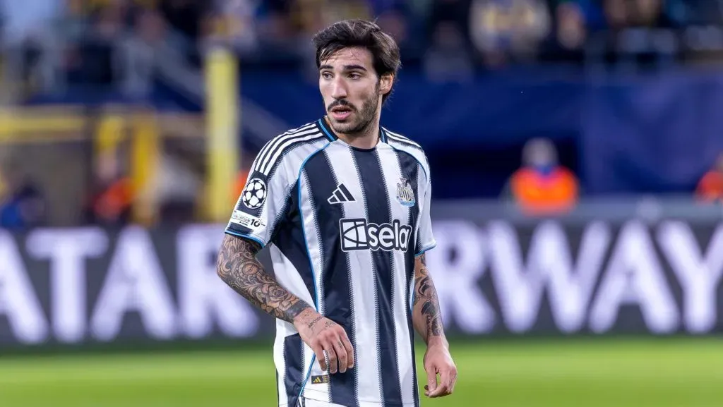 Sandro Tonali olhando casualmente para o lado com a camisa alvinegra do Newcastle (Photo by Omar Havana/Getty Images)