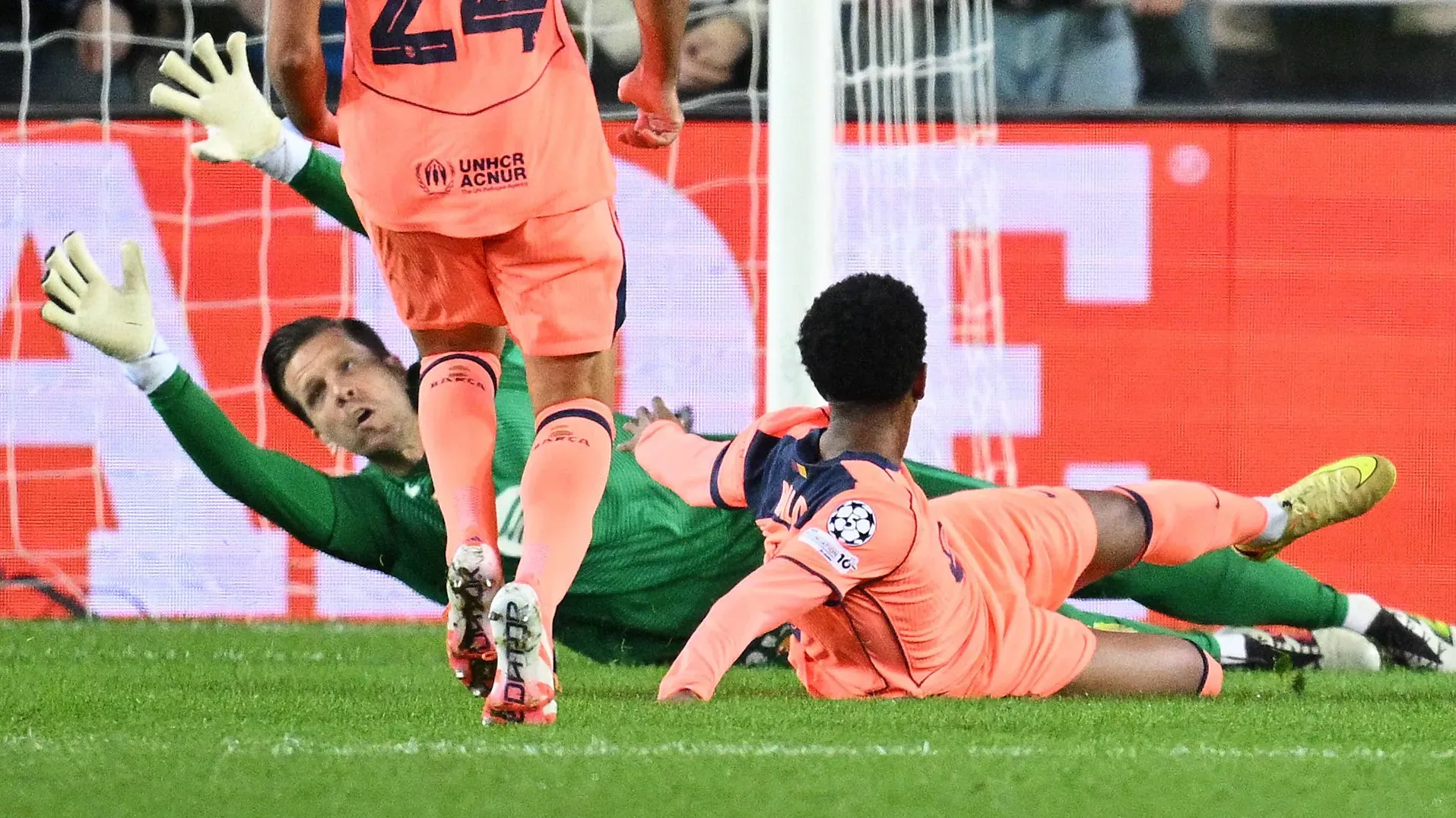 Carlos Forbs, do Club Brugge, marcou o segundo gol de sua equipe ao superar Wojciech Szczęsny, do FC Barcelona, durante a partida da fase de ligas (MD4) da UEFA Champions League 2025/26 entre Club Brugge KV e FC Barcelona, no Jan Breydelstadion, em 5 de novembro de 2025, em Bruges, Bélgica. (Foto de Stuart Franklin/Getty Images)
